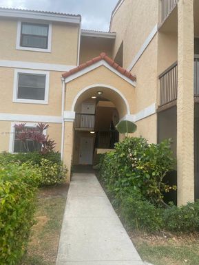 5801 Riverside Dr, Coral Springs FL 33067