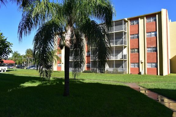 3600 NW 21st St # 403, Lauderdale Lakes FL 33311