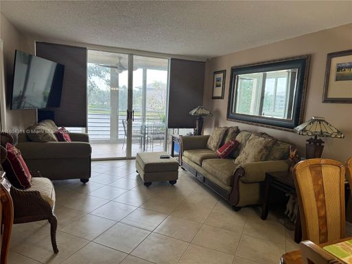 9430 Poinciana Pl # 314, Davie FL 33324