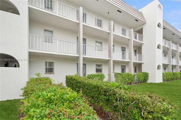 8130 Sunrise Lakes Blvd # 207, Sunrise FL 33322