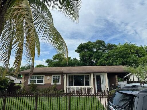 270 NE 161st St, Miami FL 33162