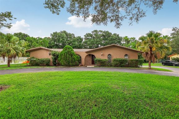 2671 NW 105th Ter, Coral Springs FL 33065