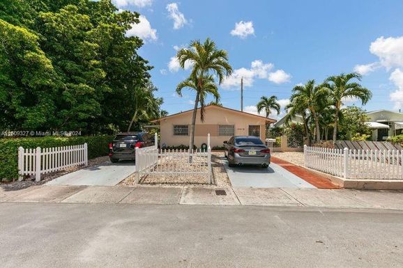 4520 NW 4th St, Miami FL 33126