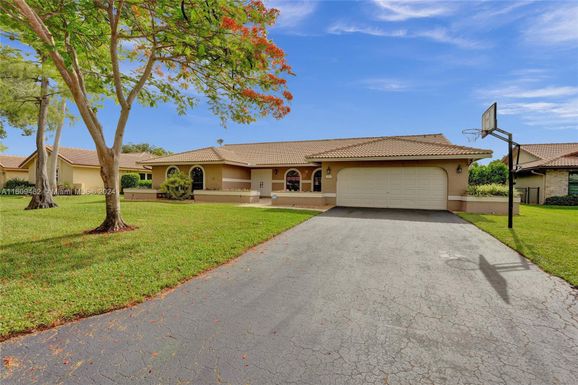 5081 NW 86th Way, Coral Springs FL 33067