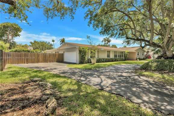 8261 SW 165th Ter, Palmetto Bay FL 33157