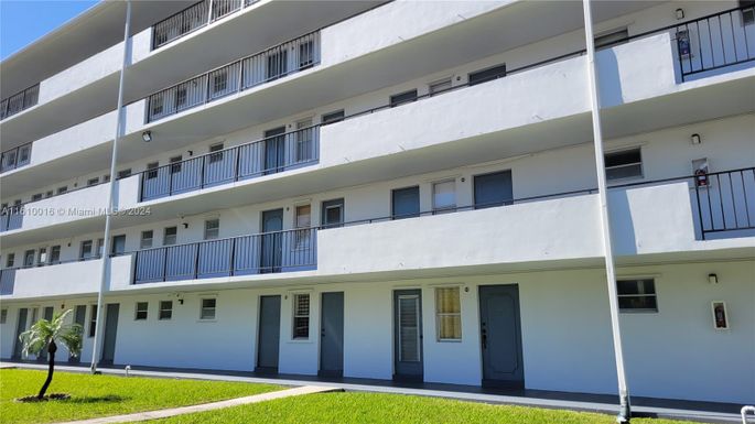 950 Hillcrest Dr # 106, Hollywood FL 33021