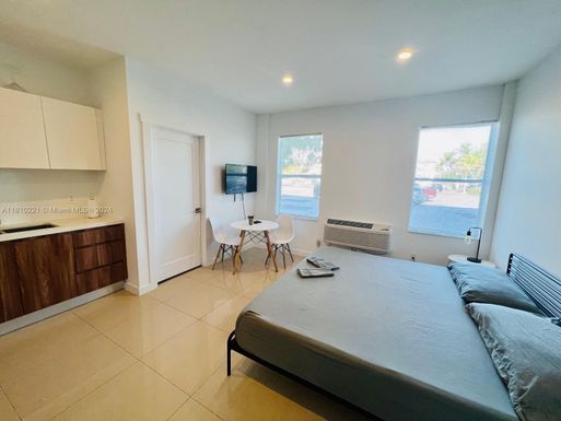 924 Marseille Dr # 4, Miami Beach FL 33141