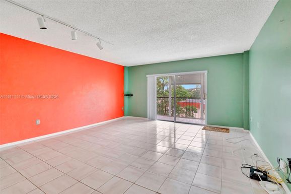 4152 Inverrary Dr # 406, Lauderhill FL 33319