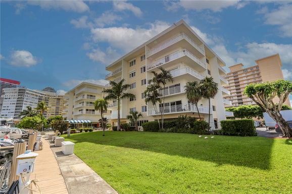 126 Golden Isles Dr # 32A, Hallandale Beach FL 33009