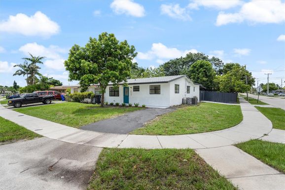 7022 SW 19th Ct, North Lauderdale FL 33068