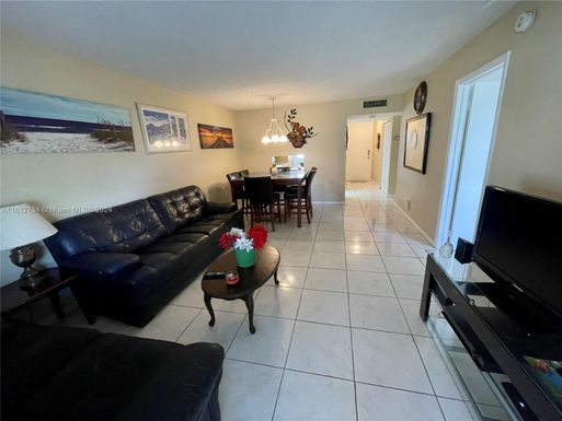 3051 NW 46th Ave # 108, Lauderdale Lakes FL 33313