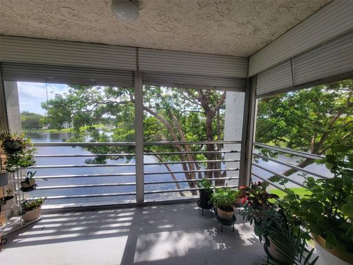 9235 Lagoon Pl # 403, Davie FL 33324