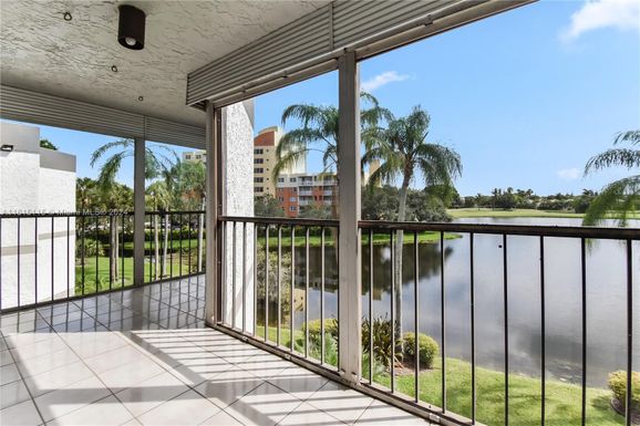 16401 Golf Club Rd # 305, Weston FL 33326