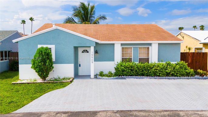 19909 NW 67th Cir Ct, Hialeah FL 33015