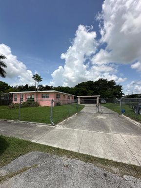 422 SW 12th Ave, Homestead FL 33030