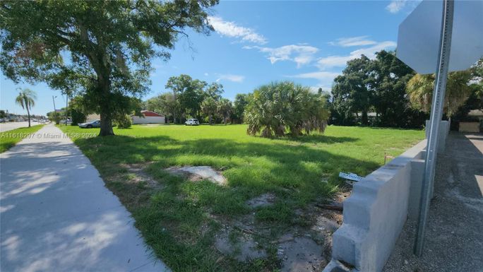 4689 S 22nd, St Petersburg FL 33711