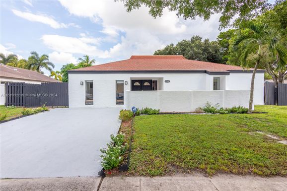 4996 SW 95th Ave, Cooper City FL 33328