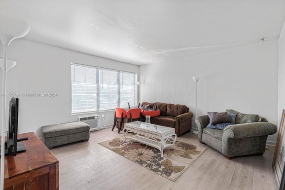 8031 Hawthorne Ave # 3, Miami Beach FL 33141