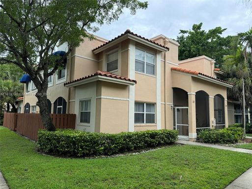 549 Racquet Club Rd # 32, Weston FL 33326