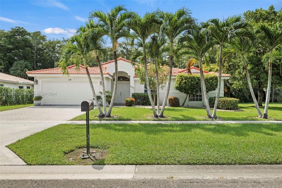 114 Chestnut Cir, Royal Palm Beach FL 33411