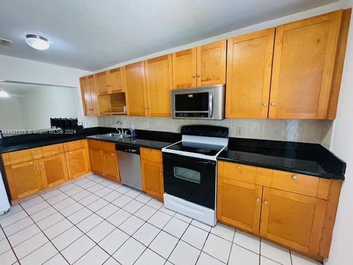 9220 NW 14th St # 272, Pembroke Pines FL 33024