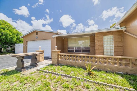 421 SW 70th Ter, Pembroke Pines FL 33023