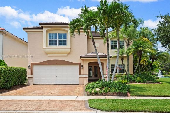 71 Gables Blvd, Weston FL 33326