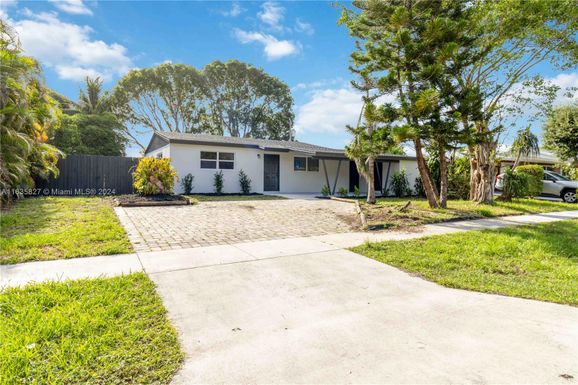 9148 Bamboo Dr, Palm Beach Gardens FL 33410