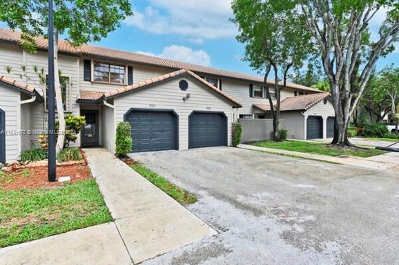 9087 Vineyard Lake Dr, Plantation FL 33324