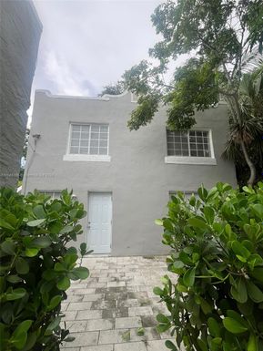 553 NE 65 # 2R, Miami FL 33138