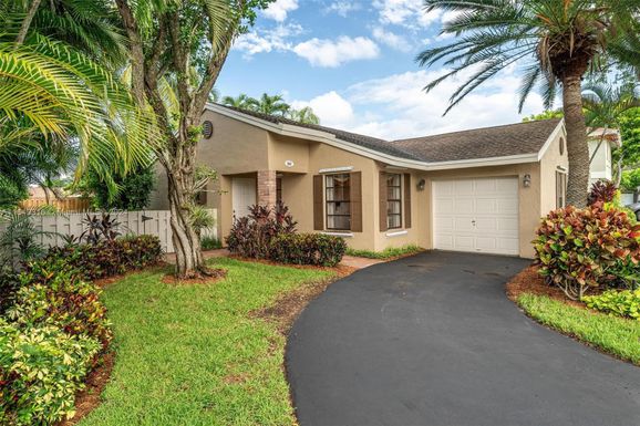 541 Auburn Way, Davie FL 33325