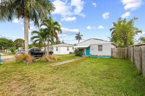 4448 SW 52nd St, Dania Beach FL 33314