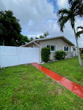 38 SE 11th St # 2, Dania Beach FL 33004