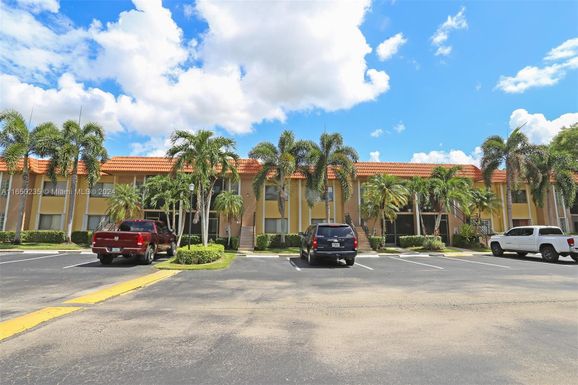 437 LAKEVIEW DR # 102, Weston FL 33326