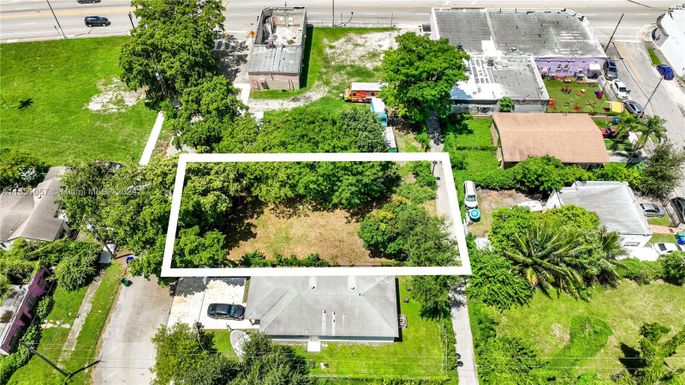 665 NW 43rd St, Miami FL 33127