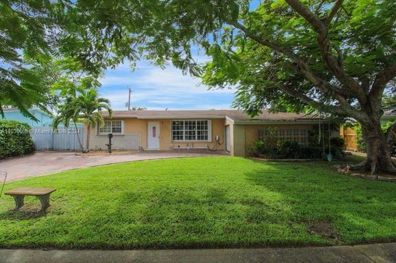 620 SW 69th Ter, Pembroke Pines FL 33023