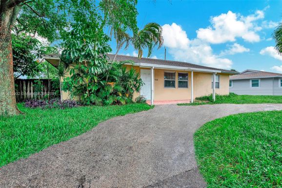 5600 SW 39th St, Davie FL 33314