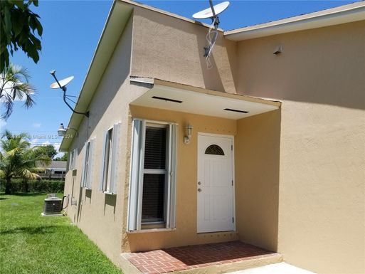 495 NW 18th St, Homestead FL 33030