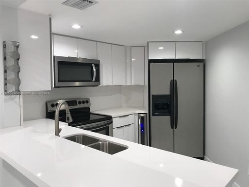 9427 Fontainebleau Blvd # 34, Miami FL 33172