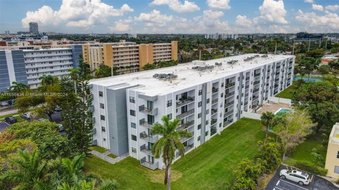 1301 NE 7th St # 304, Hallandale Beach FL 33009