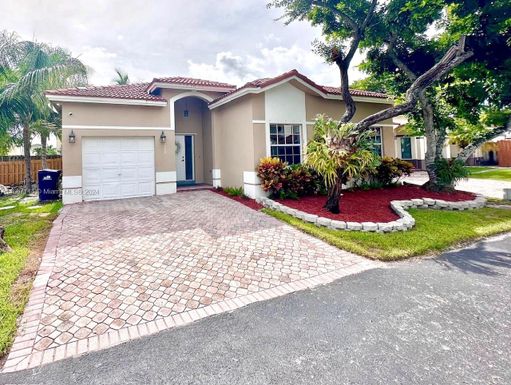 9000 SW 215th Ter, Cutler Bay FL 33189