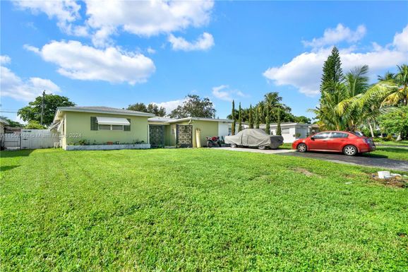 6804 SW 9th St, Pembroke Pines FL 33023