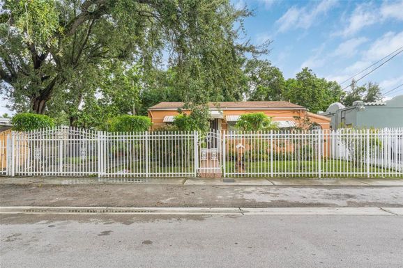 1318 NW 34th St, Miami FL 33142