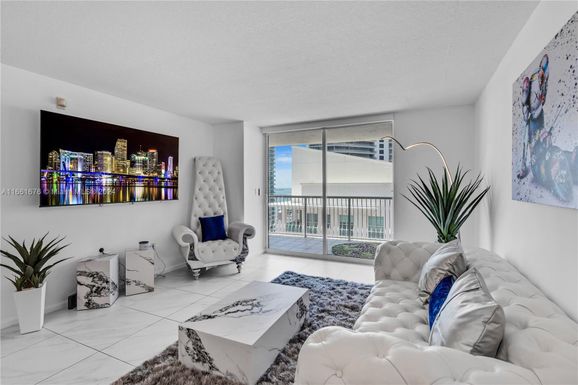 1200 Brickell Bay Dr # 2807, Miami FL 33131