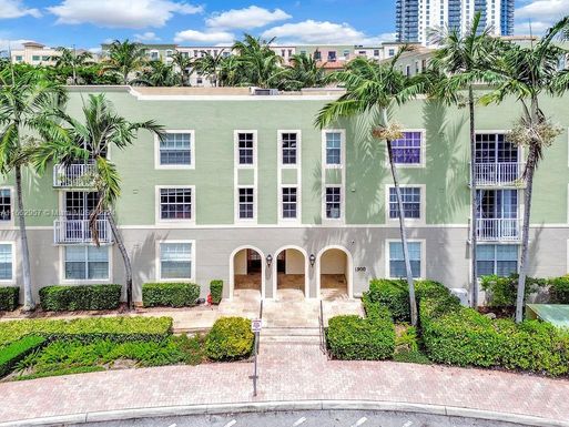 1900 Van Buren St # 304B, Hollywood FL 33020