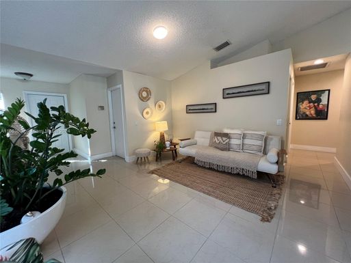 863 San Remo Dr, Weston FL 33326