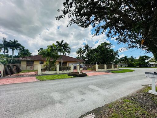 10512 SW 55th St, Miami FL 33165