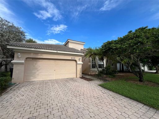 6539 Stonehurst Cir, Lake Worth FL 33467