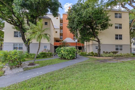 8333 Lake Dr # 302, Doral FL 33166