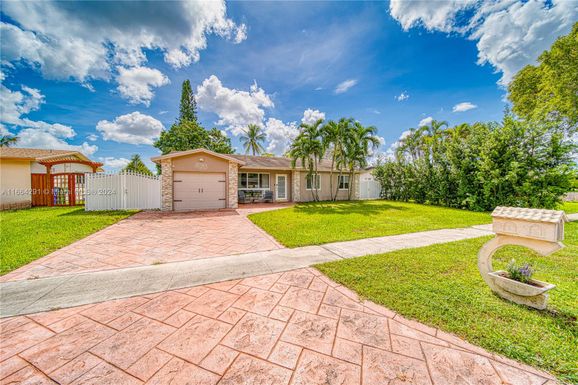 1211 NW 96th Ter, Pembroke Pines FL 33024